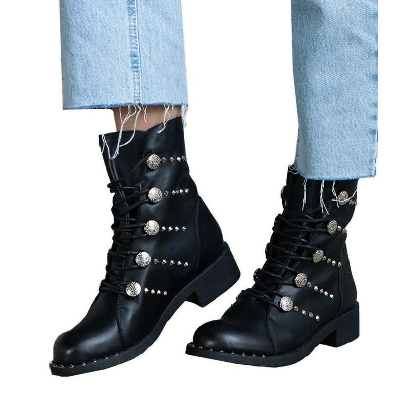 Svarta ankelboots med snörning dekorerade med nitar