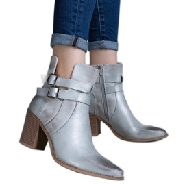 Silver högklackade ankelboots dekorerade med utskärning