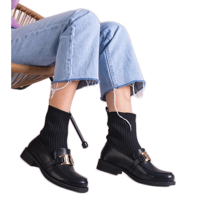 Svarta stövlar med ovandel i tyg