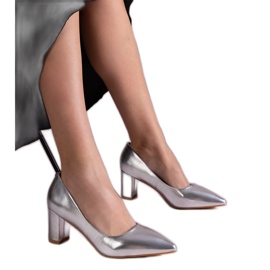 Silvermetallpumpar på posten