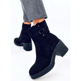 Svarta stövlar med bred klack