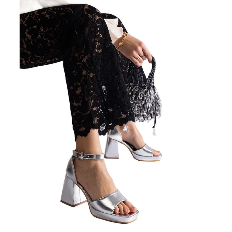 Silver kvinnors sandaler med en massiv metallhäl silver-