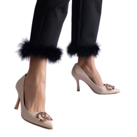 Beige höga klackar dekorerade med färgglada zirkoner