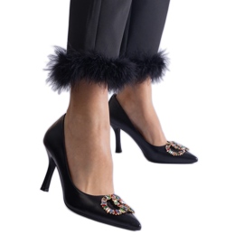 Svarta höga klackar dekorerade med färgglada zirkoner