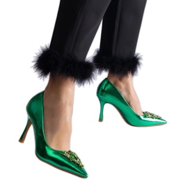 Gröna patentstiletter dekorerade med zirkoner