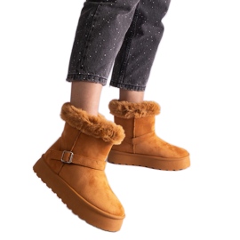 Bruna isolerade snöstövlar dekorerade med päls