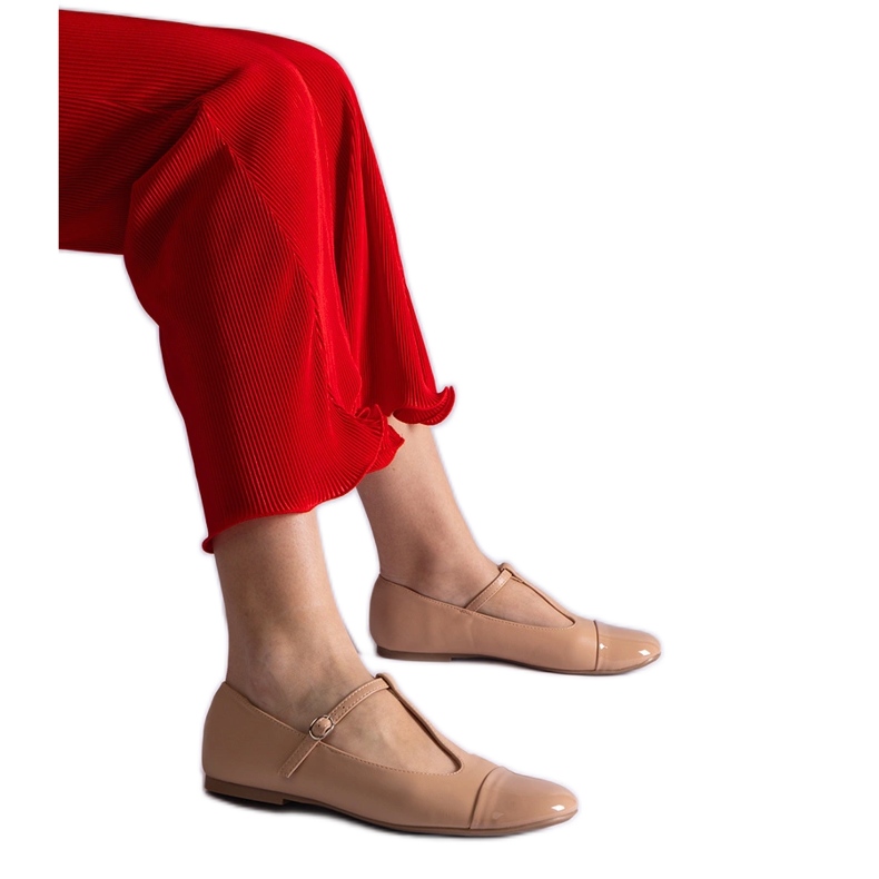 Beige balettlägenheter med patenterad tå, knäppta med ett spänne