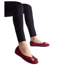 Bourgogne balettlägenheter dekorerade med rosett och brosch röd