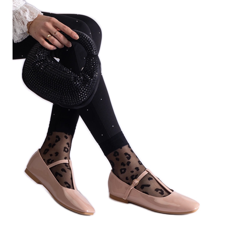 Beige patenterade balettlägenheter med bälte