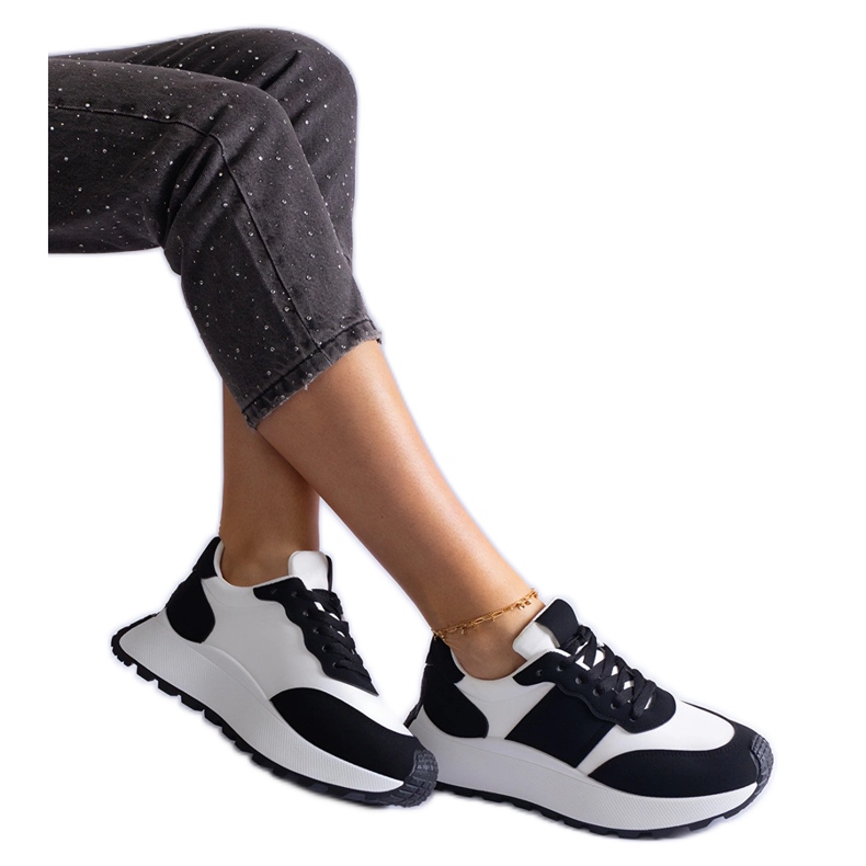 Svarta sneakers på plattformen