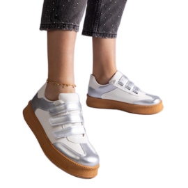 Silver sneakers fäst med kardborrband