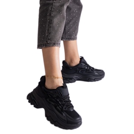 Svarta sportsneakers på en massiv sula