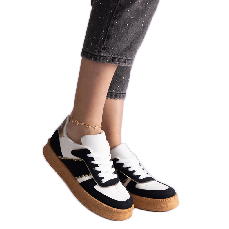 Svarta sneakers snörda på plattformen