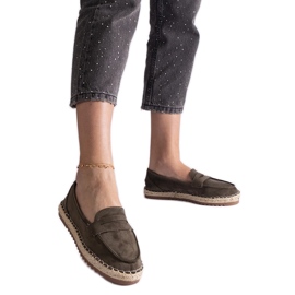 Grön glidande espadrilles på plattformen