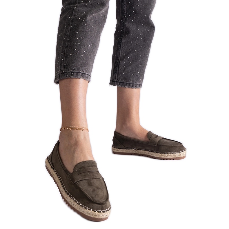 Grön glidande espadrilles på plattformen