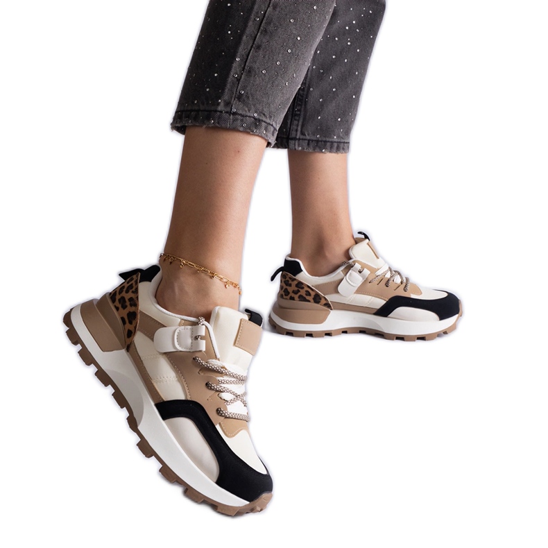 Beige sneakers dekorerade med ett djurmotiv