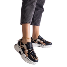 Svarta sneakers dekorerade med ett zirkonsnöre