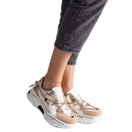 Beige sneakers dekorerade med ett zirkonsnöre