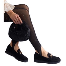 Svarta kvinnors mockasiner med Eco Suede med en kedja