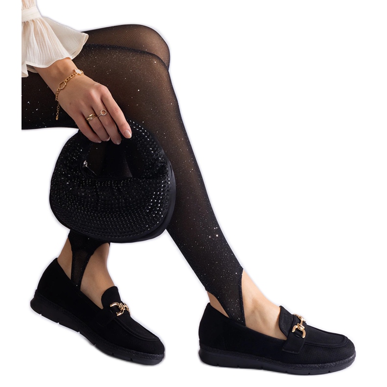 Svarta kvinnors mockasiner med Eco Suede med en kedja