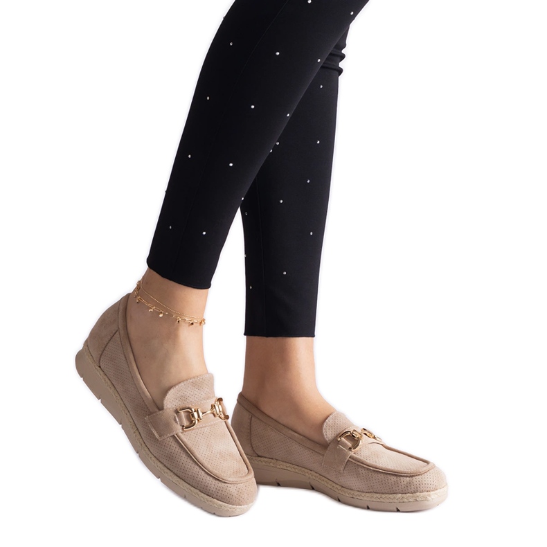 Beige kvinnors mockasiner med Eco Suede med en kedja