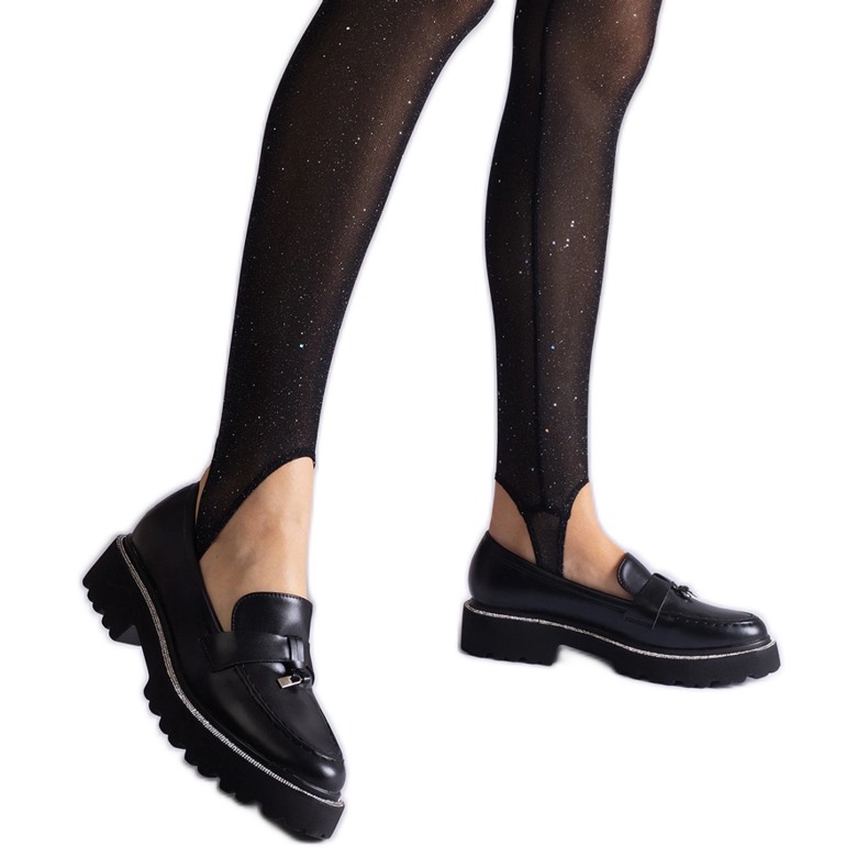 Svarta loafers med ekoläder med en prydnad