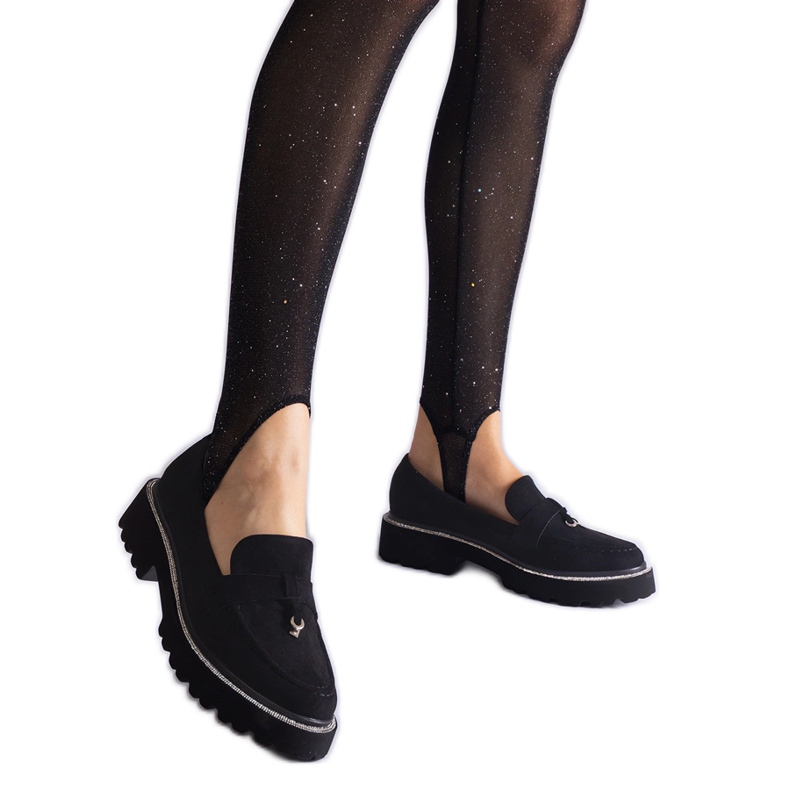 Svarta mockasiner av mocka hud med en prydnad