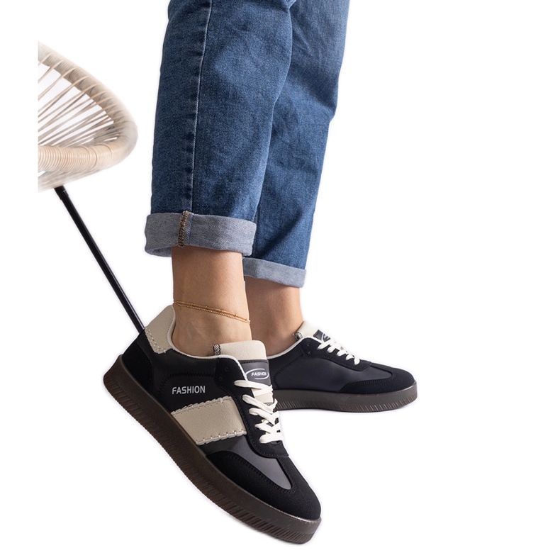 Svarta plattformssneakers med sömmar