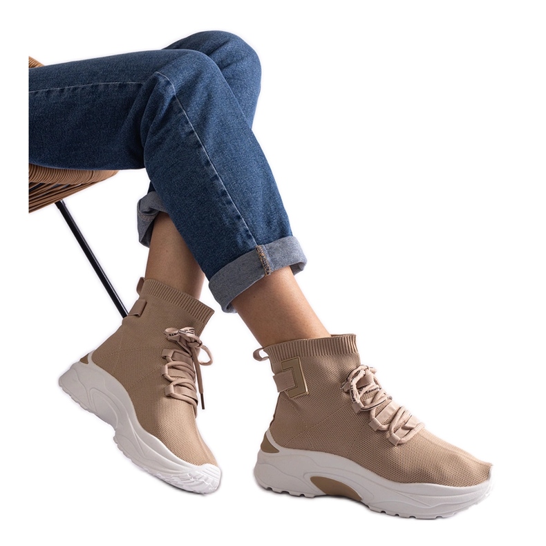 Beige sneakers med en elastisk ankel ovandel