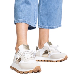 Beige sneakers med synligt skydd