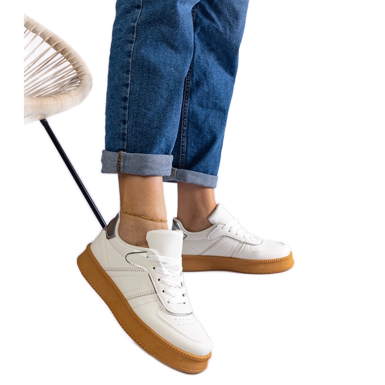 Vita sneakers med snörning med plattform