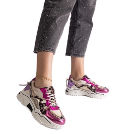 Rosa sneakers dekorerade med ett zirkonsnöre