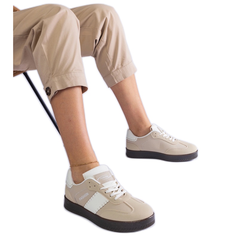 Beige sneakers på plattformen med sömmar