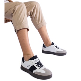 Vita sneakers på plattformen med sömmar