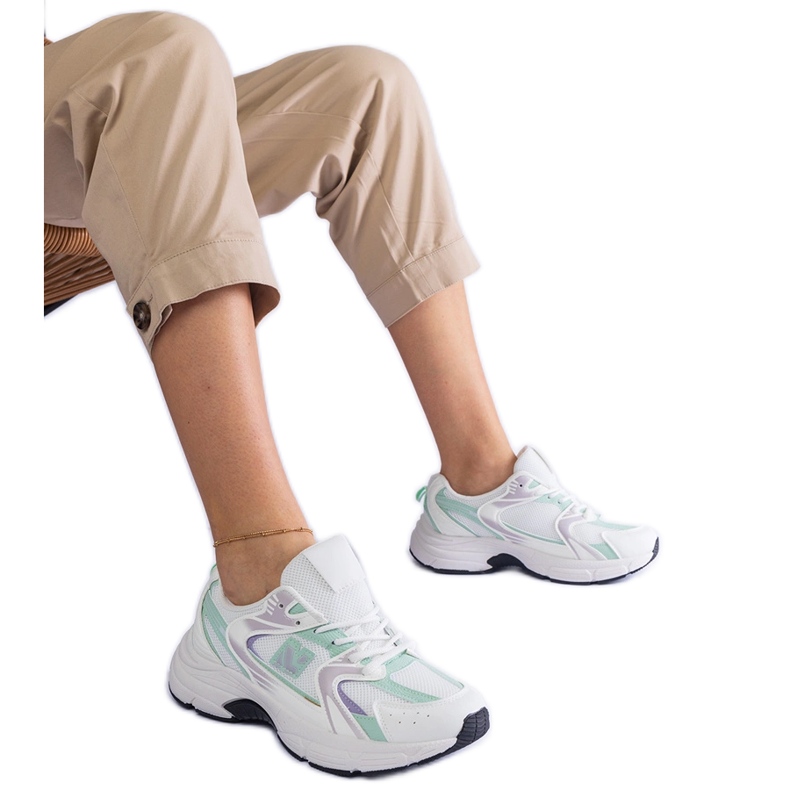 Vita och gröna klassiska sportsneakers