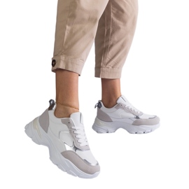 Vita sneakers på en massiv sula