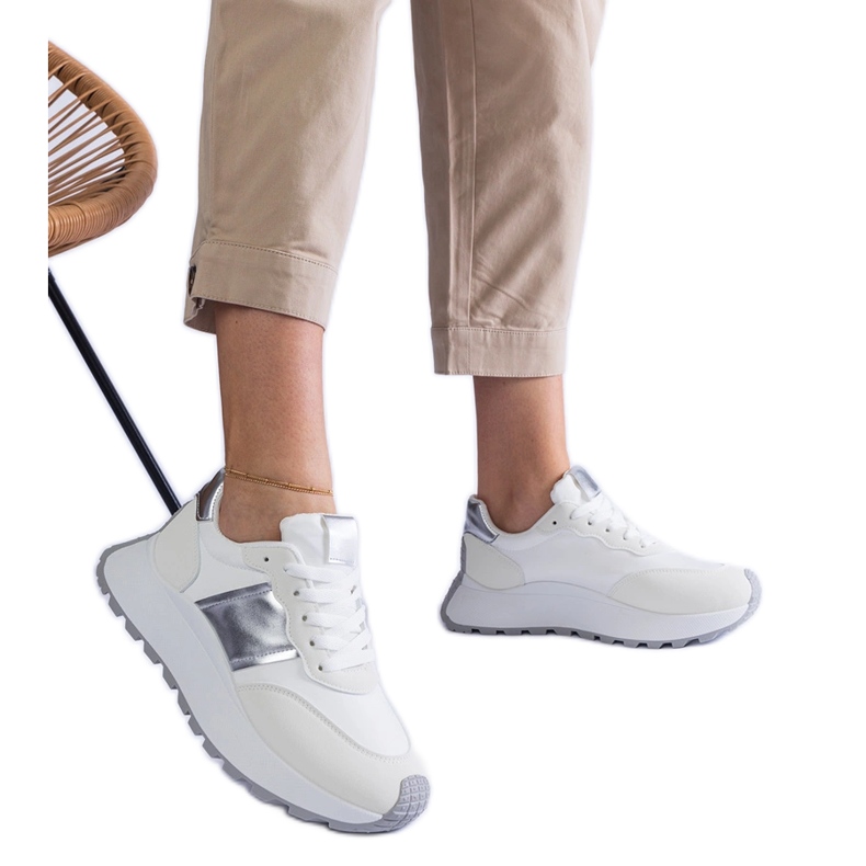 Vita sneakers på plattformen