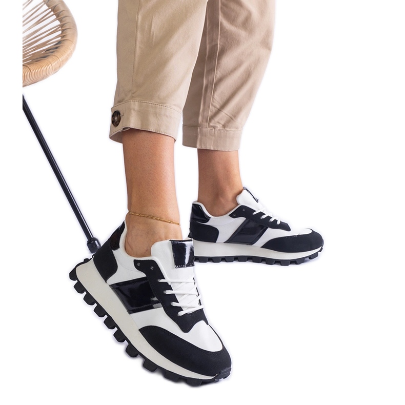 Svarta sneakers med ett synligt skydd