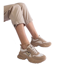 Bruna sneakers på en hjärtplattform