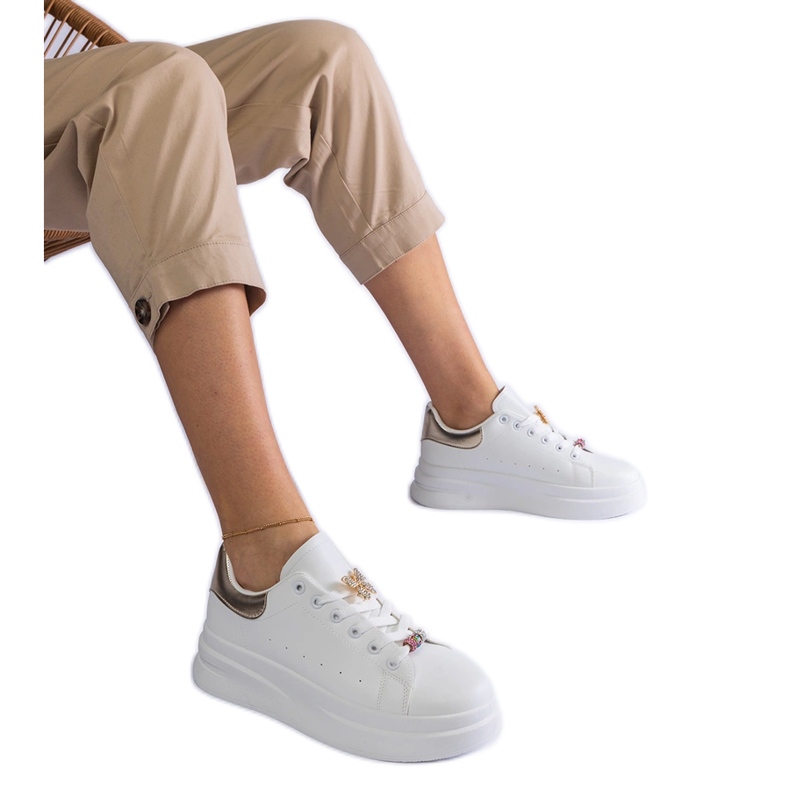 Vita plattformssneakers dekorerade med en fjäril