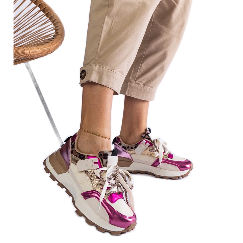 Rosa sneakers dekorerade med ett djurmotiv