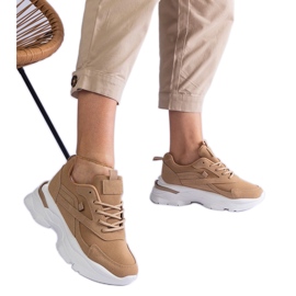 Maräng sneakers på en tjockare sula beige