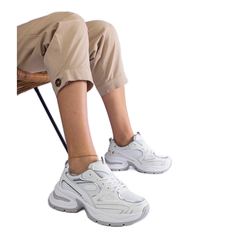 Vita sneakers på en massiv sula