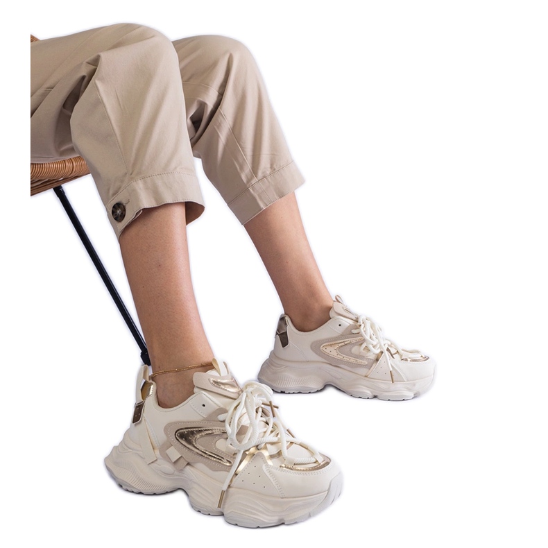 Beige kvinnors sportsneakers på en massiv sula