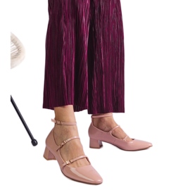 Beige pumpar lackade med ett bälte