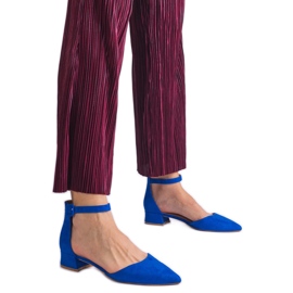 Blå sandaler på en låg stolpe