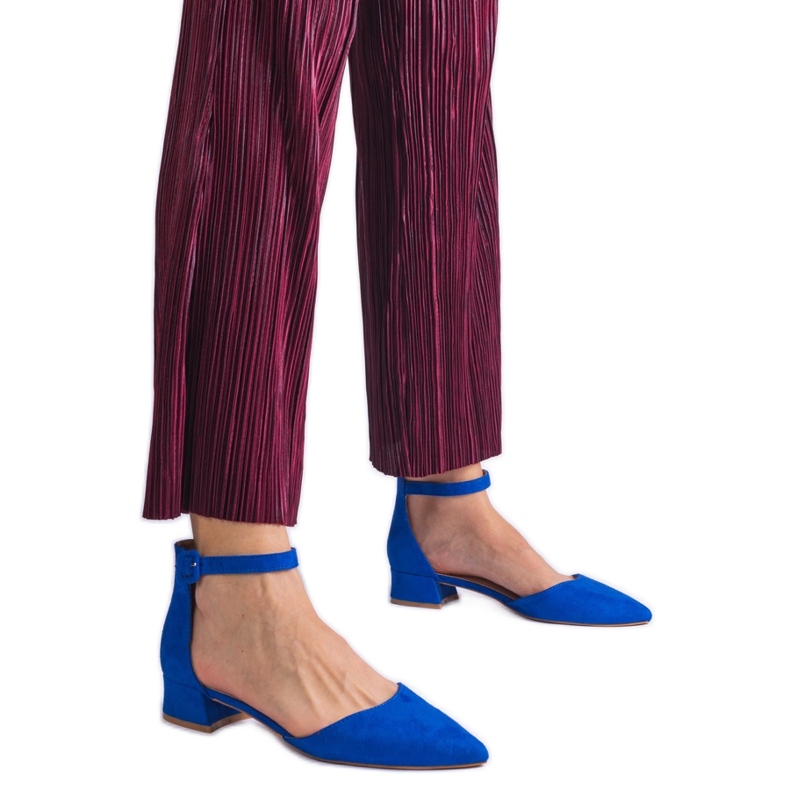 Blå sandaler på en låg stolpe