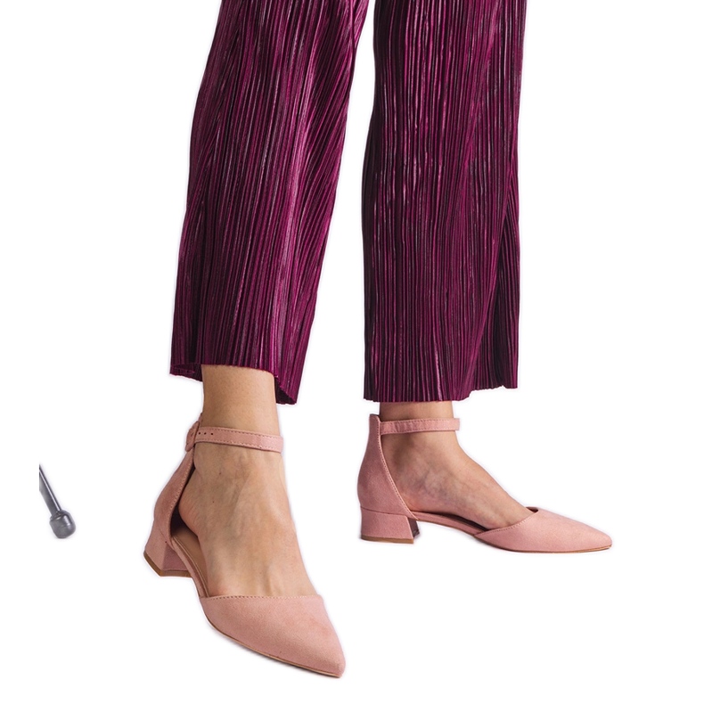 Ljusrosa sandaler på en låg stolpe