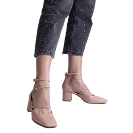 Beige högklackade pumps med spännen
