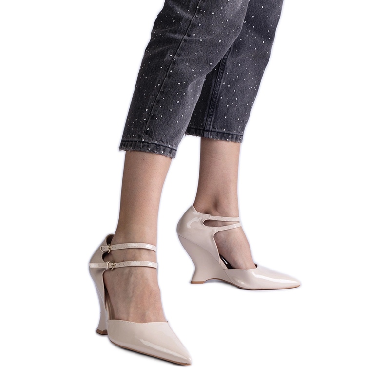 Beige kilpumpar i lackläder med spännen